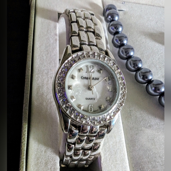 Cote' d' Azur Jewelry Set in Box comes with a necklace, earrings, and a watch - Picture 5 of 8